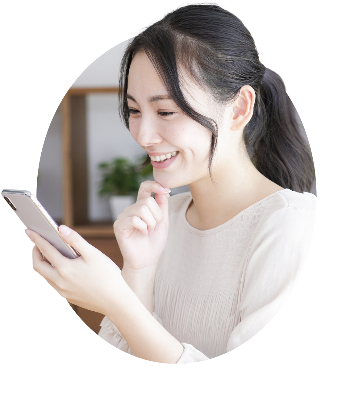 スマホを見ている女性